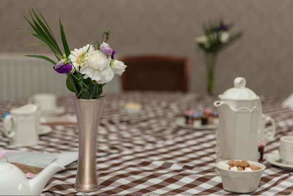 Mesa blanca con frutas frescas, una libreta y una taza en un ambiente luminoso